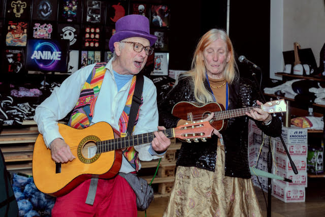 The Mighy Redox's Phil and Sue performing together. Phil and Sue performing together